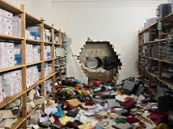 durch ein grosses loch in der wand waren die taeter in den tresorraum gelangt