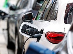 e autos verschiedener hersteller sind am 16 12 2025 an ladesaeulen am strassenrand im stadtzentrum von muenchen bayern angeschlossen