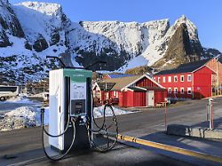 e zapfsaeule e autos reine moskenesoya lofoten norwegen europa