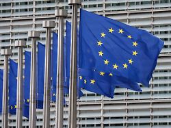 eu fahnen wehen vor dem sondergipfel der staats und regierungschefs der eu staaten vor dem gebaeude eu kommission die eu beraet ab donnerstagabend ueber die beziehung zu den usa