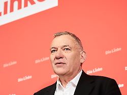 eur deutschland berlin 25 11 2025 jan van aken die linke verliest nach der verlosung die namen aller mdbs von union spd im wehrfaehigen alter