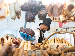 ein aussteller praesentiert wurstwaren aus polen bei der gruenen woche auf dem messegelaende in berlin am 16 01 2026 die messe fuer agrar und ernaehrungswirtschaft findet vom 16 25 januar 2026 statt