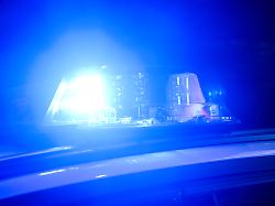 ein blaulicht leuchtet auf einem einsatzfahrzeuge der polizei