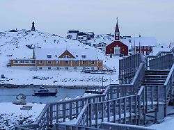 ein boot faehrt in der meeresbucht von nuuk