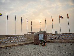 ein ehrenhain fuer gefallene soldaten ist bei sonnenaufgang im camp marmal zu sehen