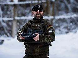 ein erkunder gruppenfuehrer steuert beim besuch von aussenminister wadephul bei der panzerbrigade 45 litauen eine drohne