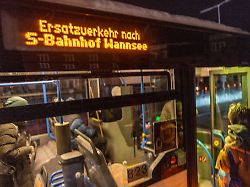 ein ersatzverkehr mit bussen bringt die fahrgaeste zu ihren zielen