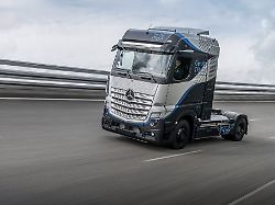 ein genh2 truck der firma daimler truck lastwagenhersteller stehen unter druck sich langfristig vom verbrennermotor zu verabschieden