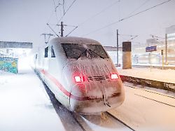 ein ice steht am fruehen morgen an einem verschneiten gleis im hauptbahnhof 1