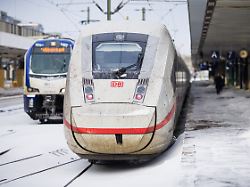 ein ice steht im verschneiten hauptbahnhof im norden kommt es nach dem sturmtief elli weiterhin zu einschraenkungen im bahnverkehr