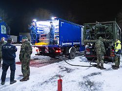 ein kraftstoffcontainer vom technischen hilfswerk thw wird auf einem betriebshof vom thw von einem tankwagen der bundeswehr getankt zehntausende menschen im suedwesten der hauptstadt haben keinen strom