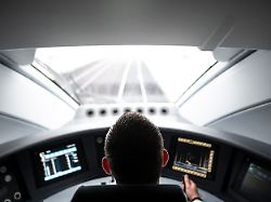 ein lokfuehrer faehrt einen ice 4