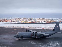 ein militaerflugzeug der koeniglich daenischen luftwaffe auf dem flughafen von nuuk