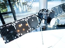 ein modell der ohb sonde hera der bremer raumfahrtkonzern ohb hofft angesichts der geplanten investitionen der bundesregierung in infrastruktur und verteidigung auf gute geschaefte