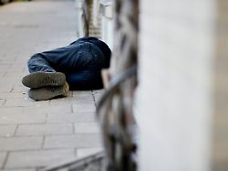 ein obdachloser liegt auf dem buergersteig aufgenommen am 07 03 2022 in koeln