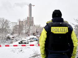 ein polizeibeamter steht an der brandstelle am teltowkanal nach dem brand einer kabelbruecke ist im suedwesten berlins fuer 50 000 haushalte und 2 000 gewerbebetriebe der strom ausgefallen 1