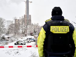 ein polizeibeamter steht an der brandstelle am teltowkanal nach dem brand einer kabelbruecke ist im suedwesten berlins fuer 50 000 haushalte und 2 000 gewerbebetriebe der strom ausgefallen