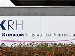 ein schild weist auf das klinikum neustadt am ruebenberge hin