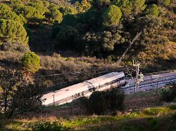 ein teil eines zugwracks ist am ort einer zugkollision in adamuz zu sehen bei einem schweren eisenbahnunglueck in andalusien sind meherere menschen ums leben gekommen zahlreiche wurden schwer verletzt