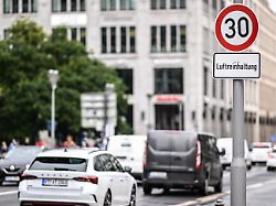 ein verkehrsschild zur geschwindigkeitsbegrenzung auf tempo 30 mit dem zusatz luftreinhaltung steht an der leipziger strasse der berliner senat will tempo 30 an vielen hauptstrassen abschaffen