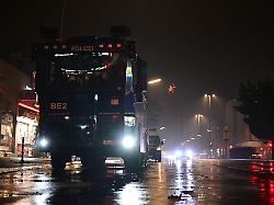 ein wasserwerfer der polizei steht waehrend der silvesternacht nach einem einsatz in moabit an der strassenseite