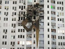 ein wohnhaus ist nach einem russischen angriff beschaedigt