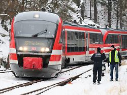 ein zug der regionalbahn ist am bahnhof glashuette entgleist