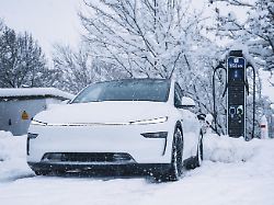 ein modernes elektroauto steht in einer verschneiten umgebung neben einer ladestation elektroauto tesla model y enbw ladesaeule waldachtal landkreis freudenstadt deutschland