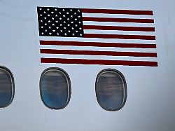 ein venezolanischer migrant schaut durch ein bullauge nachdem ein flug zur rueckfuehrung von migranten aus den usa auf dem internationalen flughafen maiquetia in der naehe von caracas gelandet ist