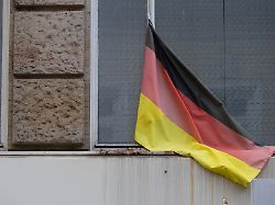 eine deutschland fahne haengt in der fussgaengerzone von offenbach