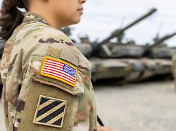 eine soldatin der us army der 1 brigade der 3 infanterie division raider brigade steht waehrend eines besuchs des bundespraesidenten bei den us streitkraeften in grafenwoehr vor panzern