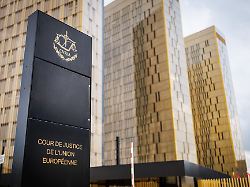 eine stele mit der aufschrift cour de justice de l union europeene steht an einem eingangsbereich am europaeischen gerichtshof eugh im europaviertel