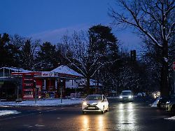eine tankstelle an einer kreuzung auf der potsdamer chaussee ist nach einem stromausfall ohne strom zehntausende menschen im suedwesten der hauptstadt haben keinen strom