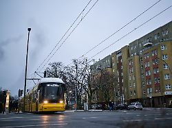 eine tram faehrt im ortsteil wedding am vierten tag nach dem eisregen in berlin fahren immer noch nicht alle strassenbahnen wieder