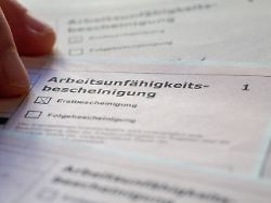 eine ausgefuellte arbeitsunfaehigkeitsbescheinigung