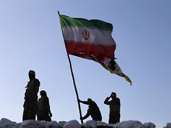 eine iranische einheit des korps der islamischen revolutionsgarden irgc schwenkt eine iranische flagge waehrend einer anti israelischen kundgebung auf dem platz der islamischen revolution