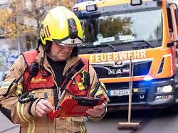 einsatz fuer die berliner feuerwehr bei einem verkehrsunfall in der veteranenstrasse in berlin berlin fire department called to a traffic accident on veteranenstrasse in berlin snapshot photography r