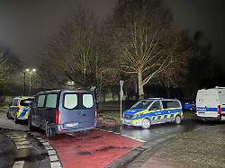 einsatzfahrzeuge stehen an einem waldgebiet in dormagen war die leiche eines jugendlichen gefunden worden