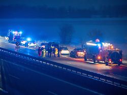 einsatzkraefte und fahrzeuge stehen auf der autobahn wegen des verdachts auf sprengstoff ist die autobahn 3 im bayerischen landkreis regensburg komplett gesperrt