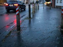 eisglatter gehweg in der weststadt mit spuren von auftausalz 24 01