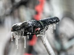 eisregen vereister sattel eines mietfahrrades nach eisregen in der innenstadt von frankfurt hessen deutschland
