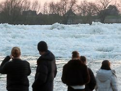 eisschollen schwimmen bei geesthacht auf der elbe