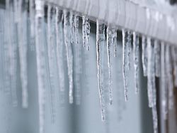 eiszapfen bilden sich an einem abgestellten triebwagen der harzer schmalspurbahnen gmbh im hauptbahnhof der hsb in wernigerode
