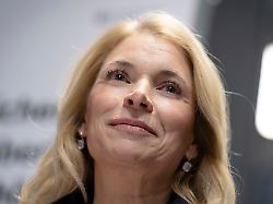 evelyn palla beim pressetermin zur vorstellung des sofortprogramms fuer mehr sicherheit und sauberkeit der deutschen bahn auf dem hauptbahnhof berlin 20 01