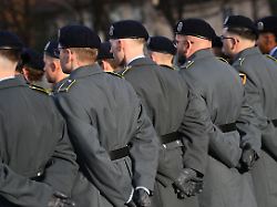 feierliches geloebnis der rekruten am 12 11 2025 anlaesslich 70 jahre bundeswehr auf dem mariahilfplatz in muenchen soldaten und soldatinnen schwoeren ihre treue aufmarsch aufstellung