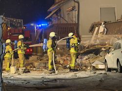 feuerwehrleute arbeiten am ort einer explosion am fruehen morgen war es zu einer explosion in einem wohnhaus gekommen die ursache ist noch nicht geklaert