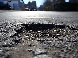 flickenteppich und kraterlandschaften nicht immer ist der strassenbelag ideal welche pflicht hat die gemeinde gefahren abzuwenden