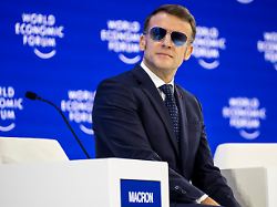 frankreichs praesident emmanuel macron der sonnenbrille traegt wartet waehrend einer plenarsitzung in der kongresshalle beim 56 jahrestreffen des weltwirtschaftsforums wef