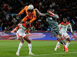 fussball afrika cup elfenbeinkueste burkina faso k o runde achtelfinale burkina fasos torhueter kouakou herve koffi r fordert evann guessand m von der elfenbeinkueste heraus