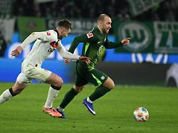 fussball bundesliga vfl wolfsburg fc st pauli 17 spieltag volkswagen arena christian eriksen r vfl wolfsburg am ball im zweikampf mit james sands fc st pauli